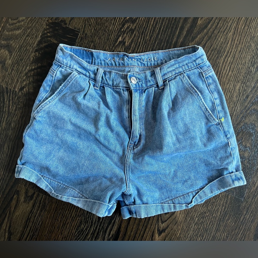 American Eagle Mom Pleated High Rise Jean Shorts Size 4 - Picture 2 of 4